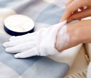 Как правильно ухаживать за кожей рук осенью